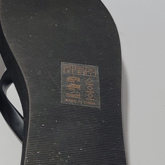 Womens Size 9 Black Flip Flop Sandals with Gold Accent - Picture 4 of 6